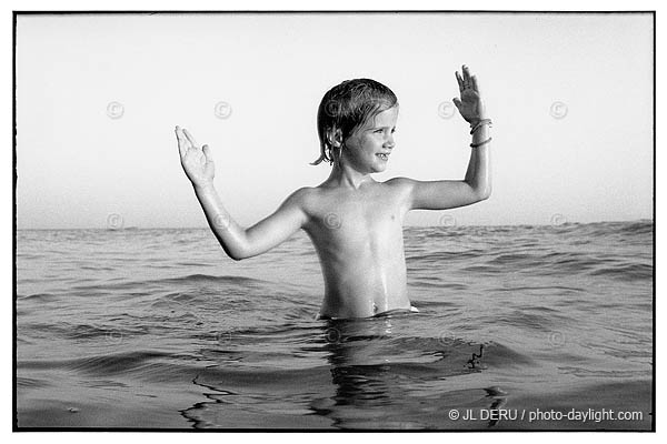 petite fille dans la mer -  little girl in the sea